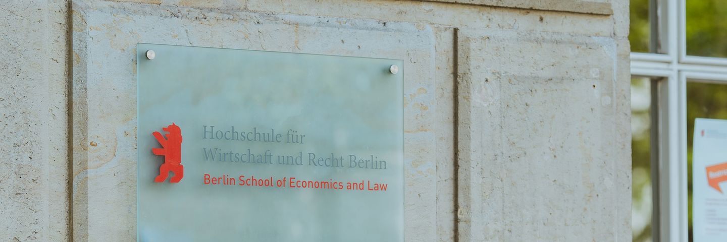 Plakette mit dem Namen der Hochschule 