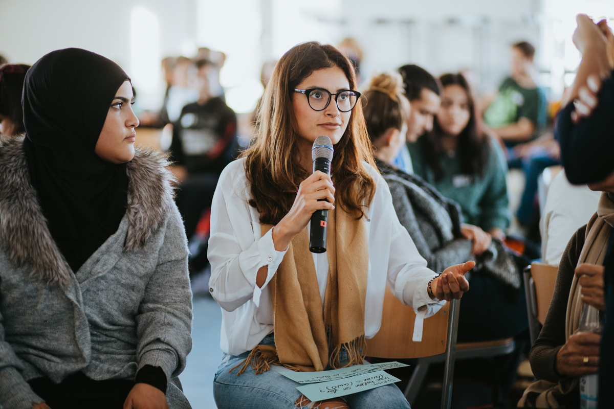 Zertifikat: Am 26. und 30. Oktober 20119 machten mehr als 100 Schülerinnen und Schüler an der HWR Berlin ihren Wirtschaftsführerschein. Zertifikat: Am 26. und 30. Oktober 20119 machten mehr als 100 Schülerinnen und Schüler an der HWR Berlin ihren Wirtschaftsführerschein.